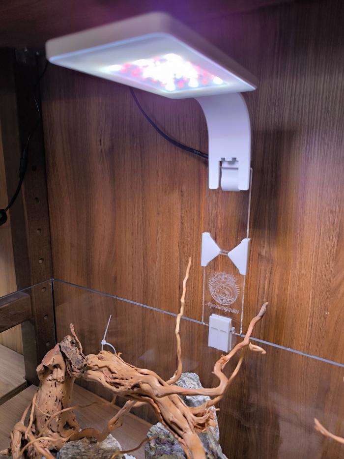 Aquael Aquariumlampe mit Aquariengarten Lampenerhöhung Beispiel